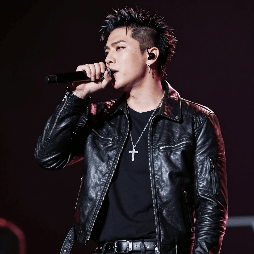 가죽 재킷을 입은 펑크 록 밴드 보컬