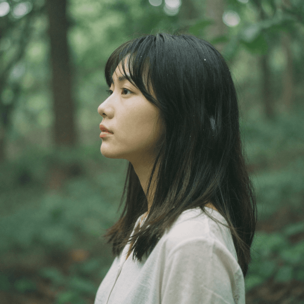 숲 풍경과 여인의 옆모습이 겹친 이중 노출 예술