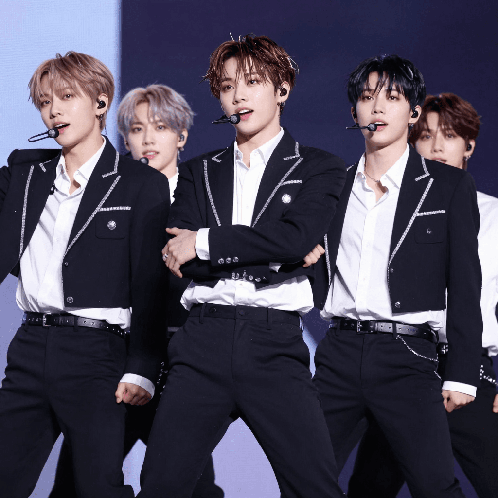 무대에서 공연하는 kpop 아이돌