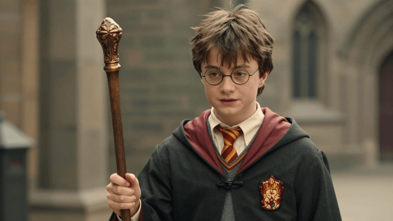 마법의 지팡이를 들고 주문을 외우는 해리포터 스타일 소년