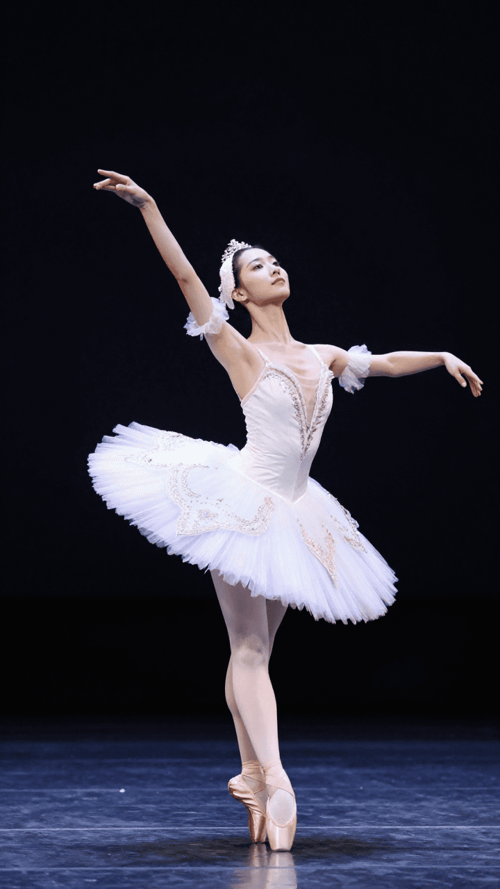 무대 조명을 받고 있는 우아한 발레리나